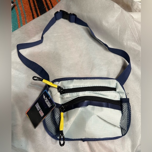 Navy Belt Bag. 2 zipper pockets, 2 side mesh pockets and loops. New with tags - Picture 1 of 3